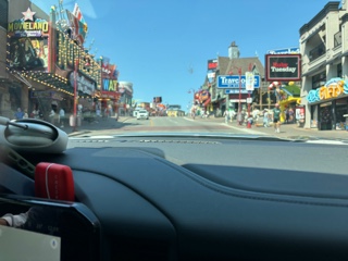 EPISODE 1,102: COMPARING NIAGARA FALLS TO NIAGARA ON THE LAKE.